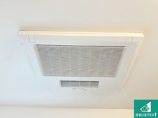 【浴室暖房乾燥機】四季を通して快適なバスライフをお手伝いする浴室暖房乾燥機!浴室の乾燥・暖房・涼風・換気はもちろん、24時間換気にも対応!