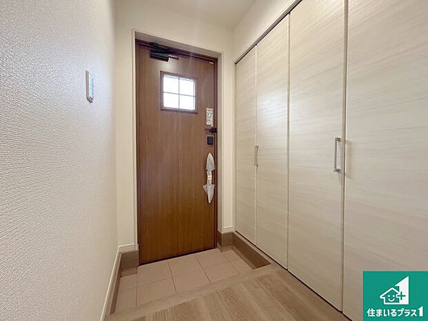 【玄関】シューズボックスにはたくさんの靴が収納できるので玄関周りはいつもスッキリ！ご家族が増えても安心！