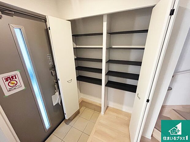 【玄関】シューズボックスにはたくさんの靴が収納できるので玄関周りはいつもスッキリ!ご家族が増えても安心!