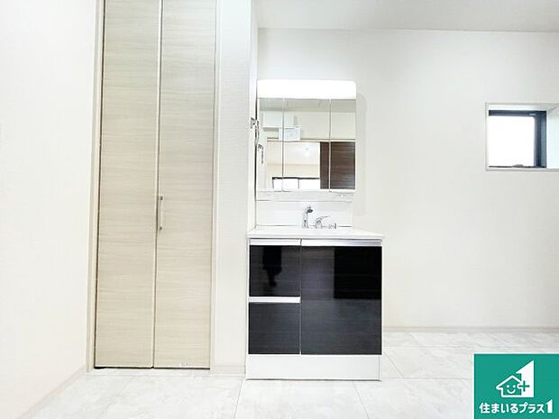 【独立洗面台】清潔感のある洗面台です。フラットな鏡は掃除がしやすく毎日清潔!鏡裏には収納があるのでスッキリとした洗面台が保てます。