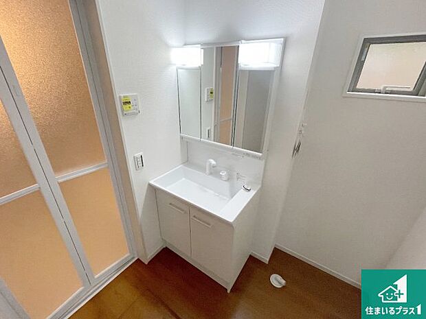 【独立洗面台】清潔感のある洗面台です。フラットな鏡は掃除がしやすく毎日清潔！鏡裏には収納があるのでスッキリとした洗面台が保てます。