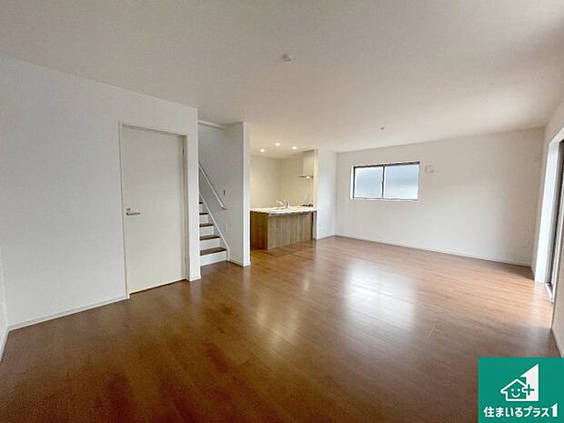 【居間・リビング】日当たり良好の明るいリビングで朝の目覚めもスッキリできそう！対面キッチンでご家族のコミュニケーションも自然と増える設計！小さなお子様が遊ぶスペースを作っても広々とくつろげるLDK！