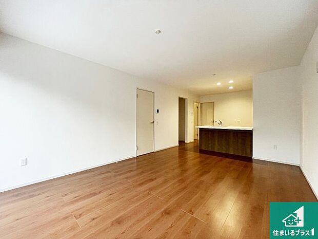 【居間・リビング】日当たり良好の明るいリビングで朝の目覚めもスッキリできそう!対面キッチンでご家族のコミュニケーションも自然と増える設計!小さなお子様が遊ぶスペースを作っても広々とくつろげるLDK!