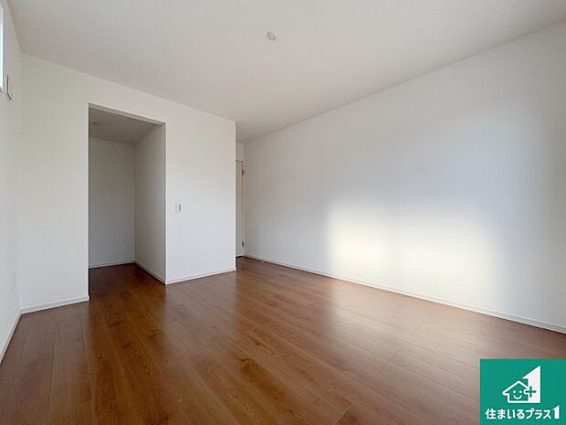 【洋室】一室あると便利な和室は客間としてだけでなく、小さなお子様のプレイルームや食後のくつろぎスペースとしてもご利用いただけます。収納もついていますので大活躍間違いなし!