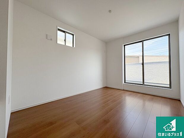 【洋室】シンプルな洋室は、自分好みのインテリアが楽しめます♪ご家族とインテリアや家具を選びに行くのは新築購入時の醍醐味の一つです。ぜひお楽しみください♪