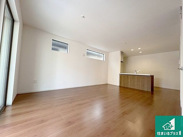 【居間・リビング】日当たり良好の明るいリビングで朝の目覚めもスッキリできそう!対面キッチンでご家族のコミュニケーションも自然と増える設計!小さなお子様が遊ぶスペースを作っても広々とくつろげるLDK!