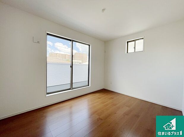 【洋室】シンプルな洋室は、自分好みのインテリアが楽しめます♪ご家族とインテリアや家具を選びに行くのは新築購入時の醍醐味の一つです。ぜひお楽しみください♪