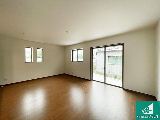 【居間・リビング】日当たり良好の明るいリビングで朝の目覚めもスッキリできそう！対面キッチンでご家族のコミュニケーションも自然と増える設計！小さなお子様が遊ぶスペースを作っても広々とくつろげるLDK！