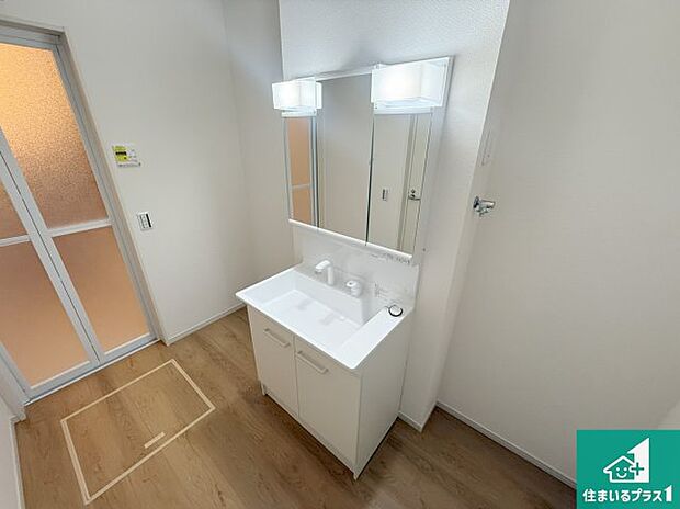 【独立洗面台】清潔感のある洗面台です。フラットな鏡は掃除がしやすく毎日清潔!鏡裏には収納があるのでスッキリとした洗面台が保てます。