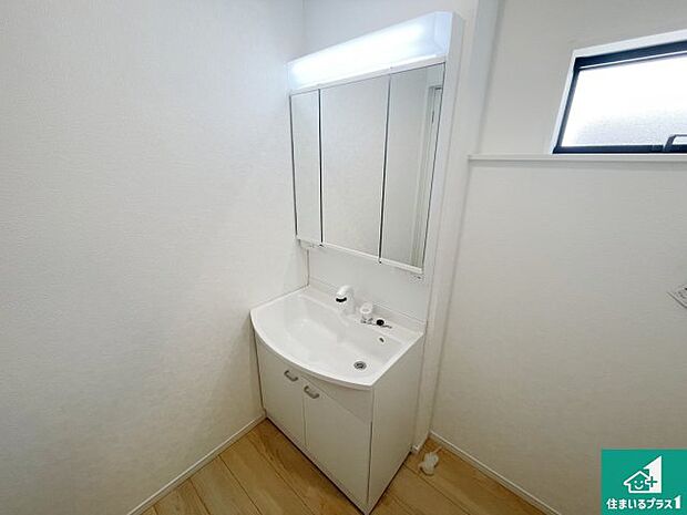 【独立洗面台】清潔感のある洗面台です。フラットな鏡は掃除がしやすく毎日清潔！鏡裏には収納があるのでスッキリとした洗面台が保てます。