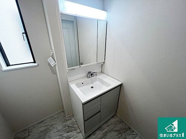 【独立洗面台】清潔感のある洗面台です。フラットな鏡は掃除がしやすく毎日清潔！鏡裏には収納があるのでスッキリとした洗面台が保てます。