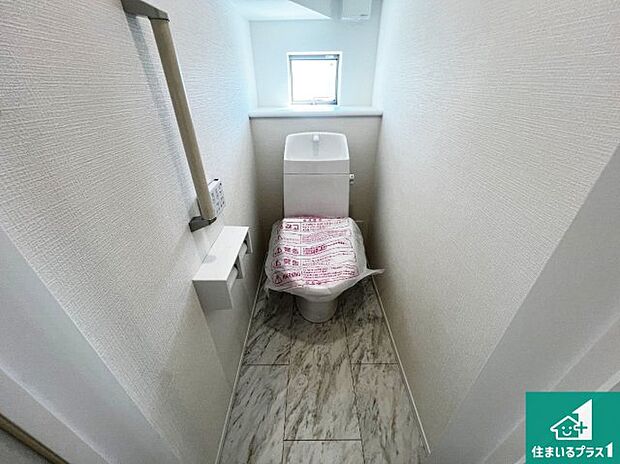 【トイレ】1・2階の2ヶ所にあるので、朝の忙しい時間の順番待ちもなく、深夜の利用にも大変便利です。