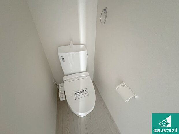 【トイレ】1・2階の2ヶ所にあるので、朝の忙しい時間の順番待ちもなく、深夜の利用にも大変便利です。