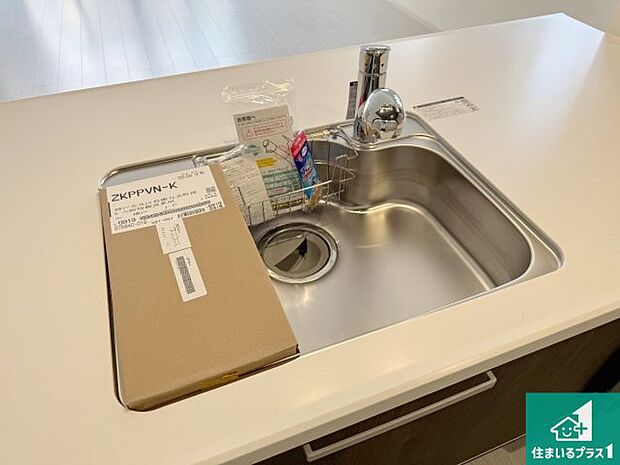 【キッチンシンク】蛇口の先端に浄水器を内蔵しています!原水と浄水、お湯と冷水、シャワーの切替えがワンタッチなので用途によって使い分けられます。