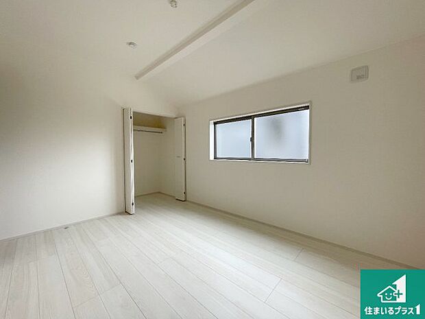 【洋室】シンプルな洋室は、自分好みのインテリアが楽しめます♪ご家族とインテリアや家具を選びに行くのは新築購入時の醍醐味の一つです。ぜひお楽しみください♪