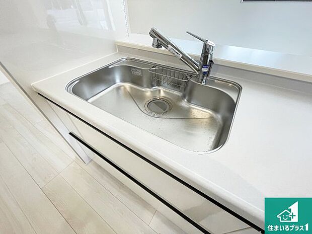 【キッチンシンク】蛇口の先端に浄水器を内蔵しています!原水と浄水、お湯と冷水、シャワーの切替えがワンタッチなので用途によって使い分けられます。