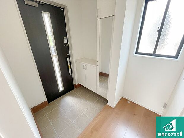 【玄関】シューズボックスにはたくさんの靴が収納できるので玄関周りはいつもスッキリ!ご家族が増えても安心!