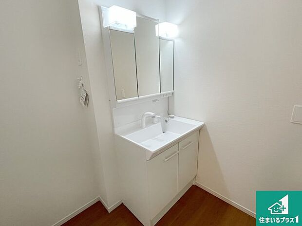 【独立洗面台】清潔感のある洗面台です。フラットな鏡は掃除がしやすく毎日清潔!鏡裏には収納があるのでスッキリとした洗面台が保てます。