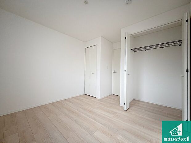 【洋室】シンプルな洋室は、自分好みのインテリアが楽しめます♪ご家族とインテリアや家具を選びに行くのは新築購入時の醍醐味の一つです。ぜひお楽しみください♪