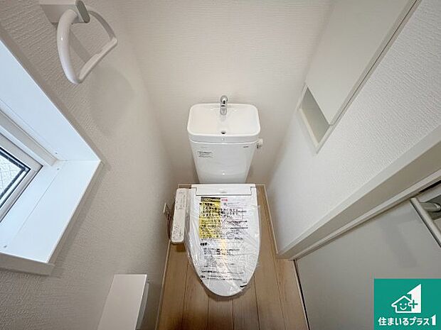 【トイレ】1・2階の2ヶ所にあるので、朝の忙しい時間の順番待ちもなく、深夜の利用にも大変便利です。