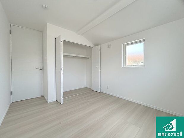 【洋室】シンプルな洋室は、自分好みのインテリアが楽しめます♪ご家族とインテリアや家具を選びに行くのは新築購入時の醍醐味の一つです。ぜひお楽しみください♪