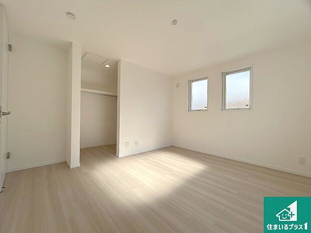 【洋室】シンプルな洋室は、自分好みのインテリアが楽しめます♪ご家族とインテリアや家具を選びに行くのは新築購入時の醍醐味の一つです。ぜひお楽しみください♪