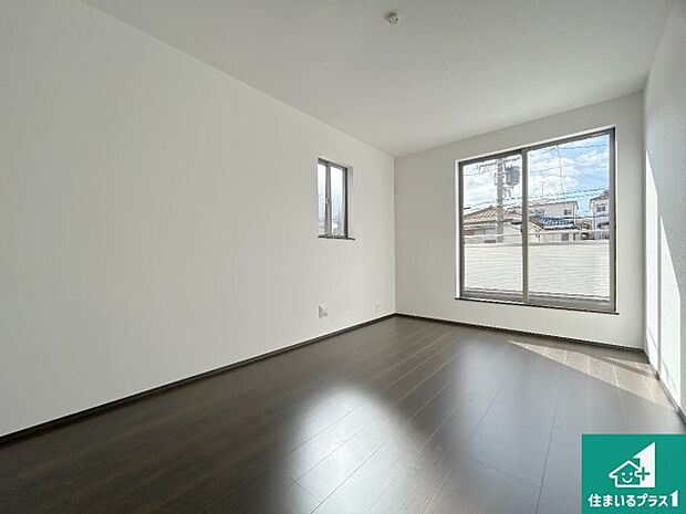 【洋室】シンプルな洋室は、自分好みのインテリアが楽しめます♪ご家族とインテリアや家具を選びに行くのは新築購入時の醍醐味の一つです。ぜひお楽しみください♪