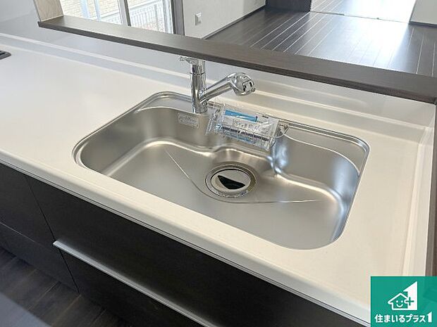 【キッチンシンク】蛇口の先端に浄水器を内蔵しています!原水と浄水、お湯と冷水、シャワーの切替えがワンタッチなので用途によって使い分けられます。