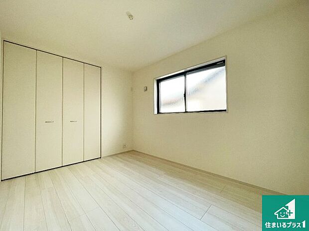 【洋室】シンプルな洋室は、自分好みのインテリアが楽しめます♪ご家族とインテリアや家具を選びに行くのは新築購入時の醍醐味の一つです。ぜひお楽しみください♪