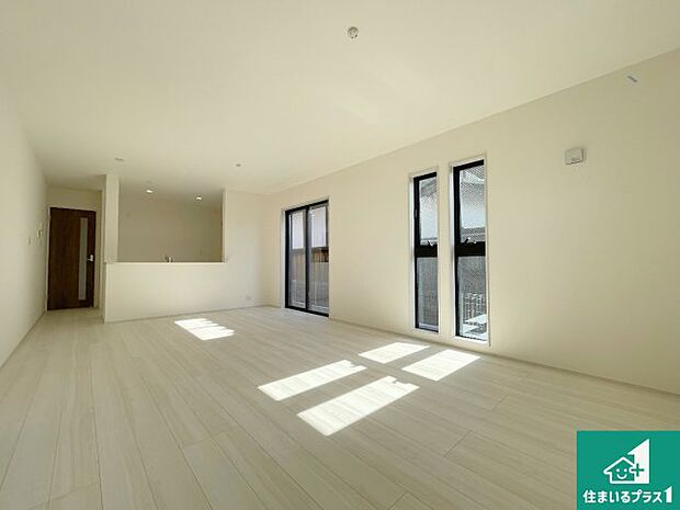 【居間・リビング】日当たり良好の明るいリビングで朝の目覚めもスッキリできそう!対面キッチンでご家族のコミュニケーションも自然と増える設計!小さなお子様が遊ぶスペースを作っても広々とくつろげるLDK!