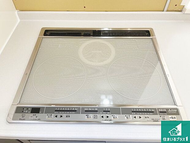 【コンロ】火を使わないので、安心なIHコンロ!でこぼこが無い構造なので、掃除もしやすく清潔に保てます!