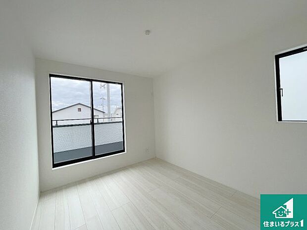 【洋室】シンプルな洋室は、自分好みのインテリアが楽しめます♪ご家族とインテリアや家具を選びに行くのは新築購入時の醍醐味の一つです。ぜひお楽しみください♪