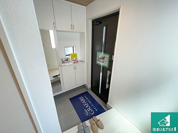 【玄関】シューズボックスにはたくさんの靴が収納できるので玄関周りはいつもスッキリ!ご家族が増えても安心!