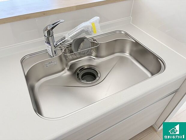 【キッチンシンク】蛇口の先端に浄水器を内蔵しています!原水と浄水、お湯と冷水、シャワーの切替えがワンタッチなので用途によって使い分けられます。