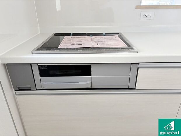 【コンロ】火を使わないので、安心なIHコンロ!でこぼこが無い構造なので、掃除もしやすく清潔に保てます!