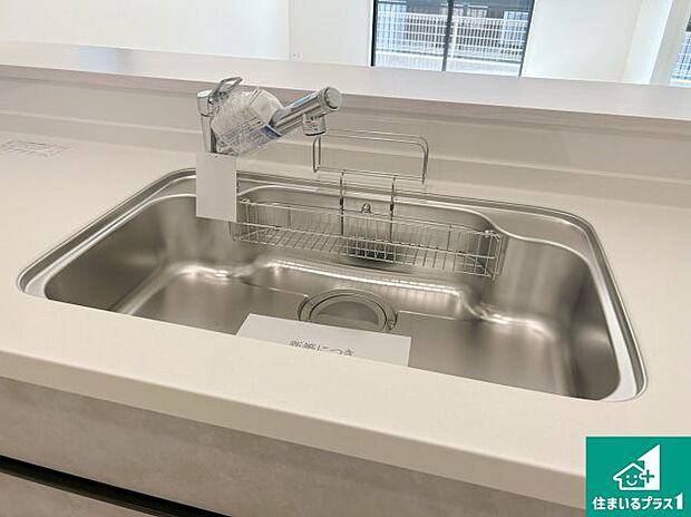【キッチンシンク】蛇口の先端に浄水器を内蔵しています！原水と浄水、お湯と冷水、シャワーの切替えがワンタッチなので用途によって使い分けられます。