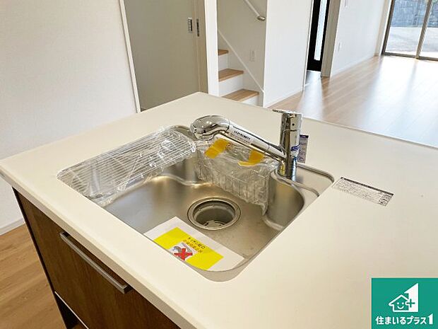 【キッチンシンク】蛇口の先端に浄水器を内蔵しています!原水と浄水、お湯と冷水、シャワーの切替えがワンタッチなので用途によって使い分けられます。