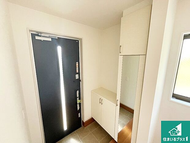 【玄関】シューズボックスにはたくさんの靴が収納できるので玄関周りはいつもスッキリ!ご家族が増えても安心!