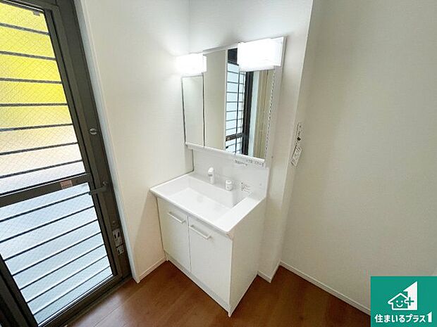 【独立洗面台】清潔感のある洗面台です。フラットな鏡は掃除がしやすく毎日清潔!鏡裏には収納があるのでスッキリとした洗面台が保てます。