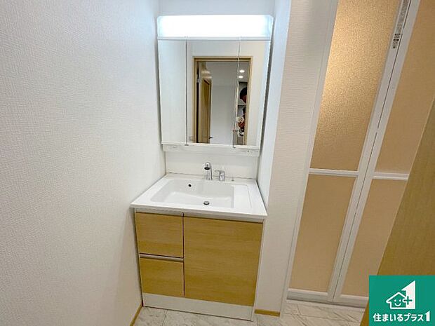 【独立洗面台】清潔感のある洗面台です。フラットな鏡は掃除がしやすく毎日清潔！鏡裏には収納があるのでスッキリとした洗面台が保てます。