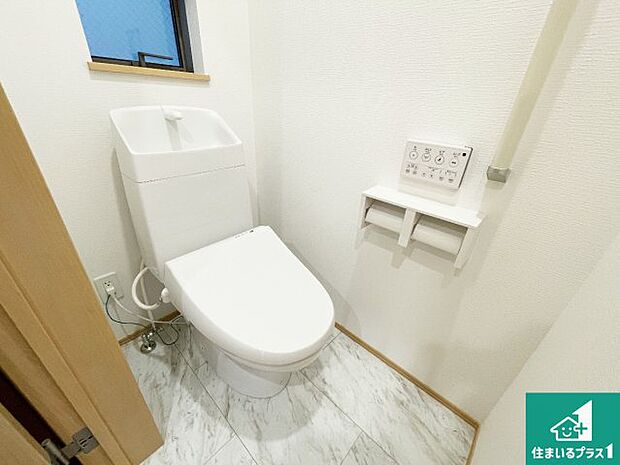 【トイレ】1・2階の2ヶ所にあるので、朝の忙しい時間の順番待ちもなく、深夜の利用にも大変便利です。