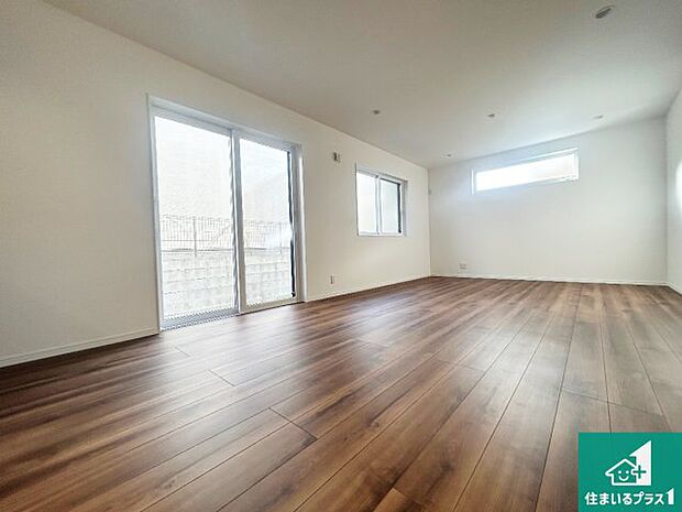 【居間・リビング】日当たり良好の明るいリビングで朝の目覚めもスッキリできそう!対面キッチンでご家族のコミュニケーションも自然と増える設計!小さなお子様が遊ぶスペースを作っても広々とくつろげるLDK!