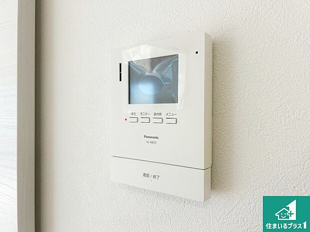 【カラーモニターインターホン】声だけでなく来訪者の姿や顔がモニターで確認できるので、小さなお子様がいらっしゃるご家庭でも安心できます!