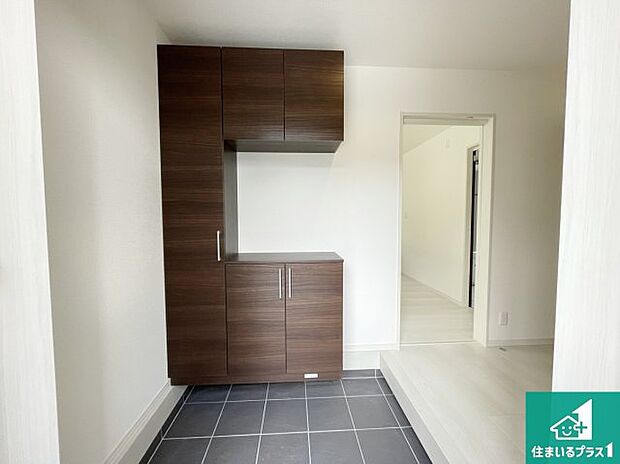 【玄関】シューズボックスにはたくさんの靴が収納できるので玄関周りはいつもスッキリ!ご家族が増えても安心!