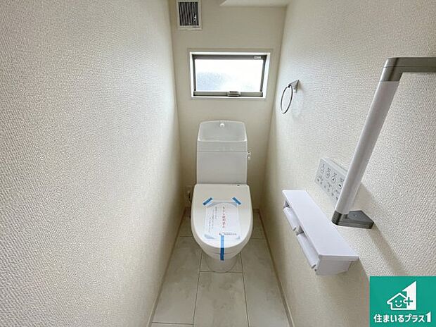 【トイレ】1・2階の2ヶ所にあるので、朝の忙しい時間の順番待ちもなく、深夜の利用にも大変便利です。