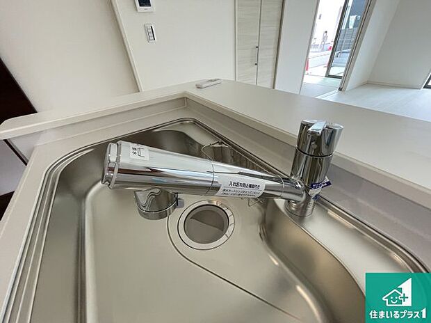 【キッチンシンク】蛇口の先端に浄水器を内蔵しています!原水と浄水、お湯と冷水、シャワーの切替えがワンタッチなので用途によって使い分けられます。