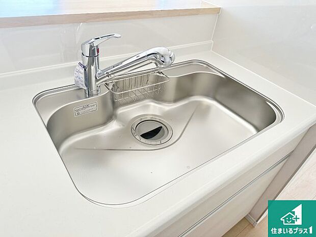 【キッチンシンク】蛇口の先端に浄水器を内蔵しています!原水と浄水、お湯と冷水、シャワーの切替えがワンタッチなので用途によって使い分けられます。