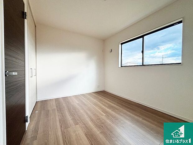 【洋室】シンプルな洋室は、自分好みのインテリアが楽しめます♪ご家族とインテリアや家具を選びに行くのは新築購入時の醍醐味の一つです。ぜひお楽しみください♪