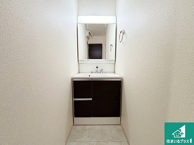 【独立洗面台】清潔感のある洗面台です。フラットな鏡は掃除がしやすく毎日清潔!鏡裏には収納があるのでスッキリとした洗面台が保てます。