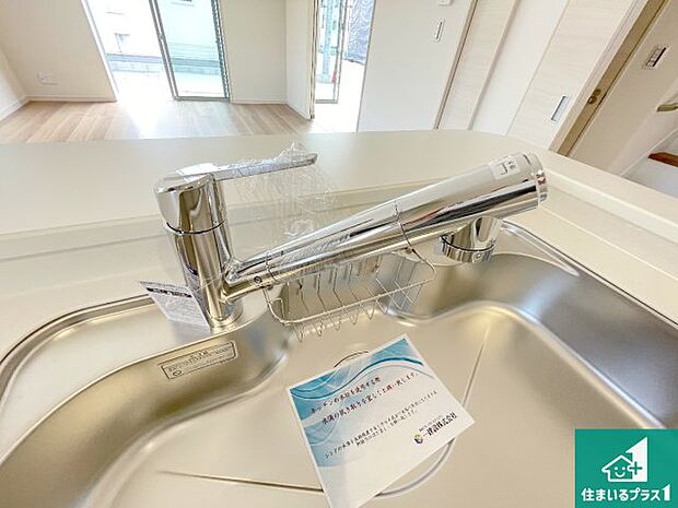 【キッチン水栓】浄水器を内蔵！炊飯時、お茶を作る時に安心してお水を使えます！お湯と冷水、浄水と原水、シャワーの切替えもワンタッチです！